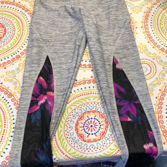 PINK Victoria's Secret Pants - Like new Pink VS Ultimate Mesh Gray Marl Leggings